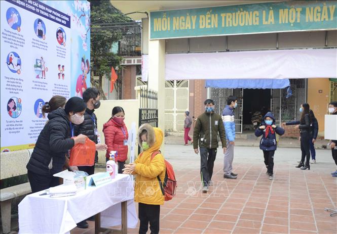 Trong ảnh: Rửa tay sát khuẩn cho học sinh trước khi vào lớp tại Trường Tiểu học Bế Văn Đàn, thành phố Điện Biên Phủ. Ảnh: Xuân Tư – TTXVN
