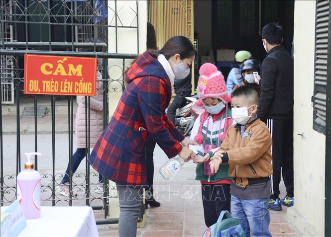 Trong ảnh: Rửa tay sát khuẩn cho học sinh trước khi vào lớp tại Trường Tiểu học Bế Văn Đàn, thành phố Điện Biên Phủ. Ảnh: Xuân Tư – TTXVN