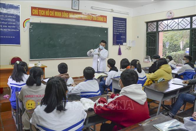Trong ảnh: Cán bộ y tế tuyên truyền, hướng dẫn học sinh Trường THCS Him Lam (TP. Điện Biên Phủ) sát khuẩn, rửa tay và thực hiện thông điệp 5K phòng, chống dịch bệnh. Ảnh: Xuân Tư – TTXVN