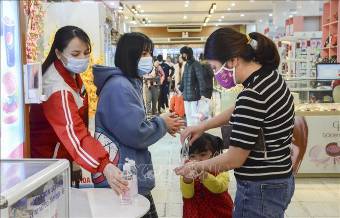 Trong ảnh: Người dân rửa tay sát khuẩn khi đi mua sắm tại siêu thị. Ảnh: Xuân Tư – TTXVN