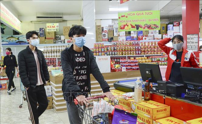 Trong ảnh: Người dân đeo khẩu trang khi đi mua sắm tại siêu thị. Ảnh: Xuân Tư – TTXVN