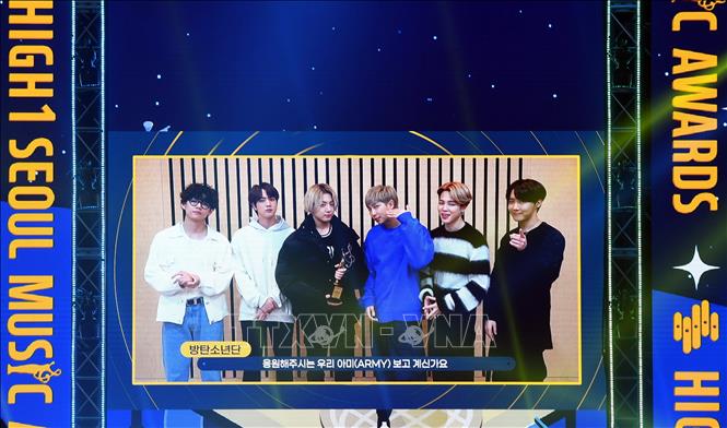 Trong ảnh: Nhóm nhạc BTS tại một lễ nhận giải ở Seoul, Hàn Quốc, ngày 31/1/2021. Ảnh:  YONHAP/TTXVN