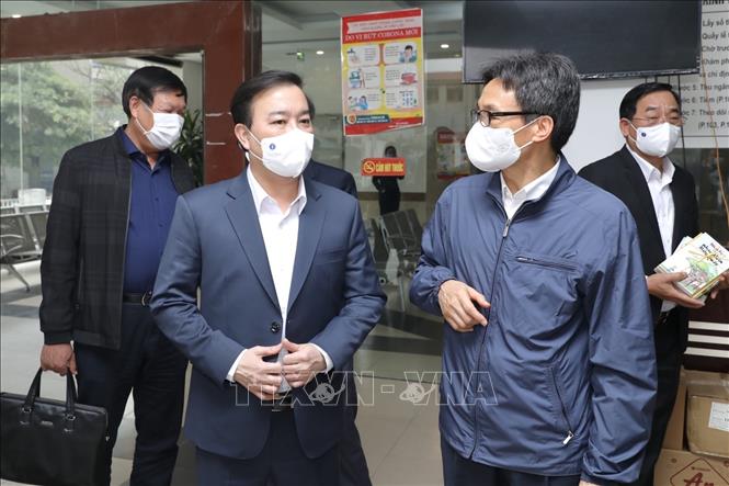 Trong ảnh: Phó Thủ tướng Vũ Đức Đam và các đại biểu kiểm tra công tác làm xét nghiệm COVID-19 tại CDC Hà Nội. Ảnh: Minh Quyết - TTXVN