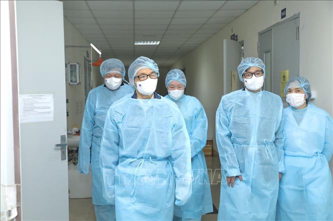 Trong ảnh: Phó Thủ tướng Vũ Đức Đam và các đại biểu thăm khu làm xét nghiệm COVID-19 tại CDC Hà Nội. Ảnh: Minh Quyết - TTXVN