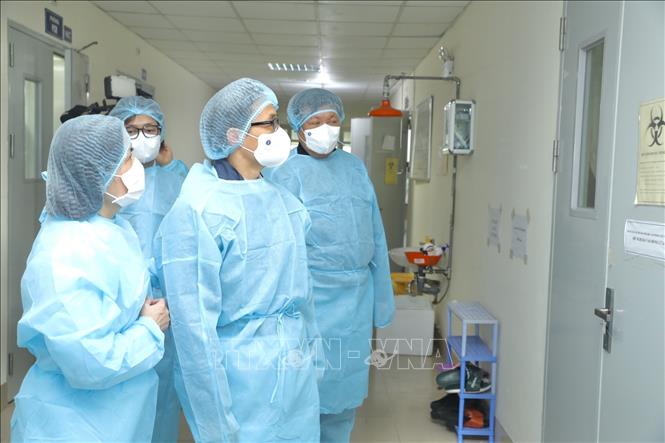 Trong ảnh: Phó Thủ tướng Vũ Đức Đam và các đại biểu thăm khu làm xét nghiệm COVID-19 tại CDC Hà Nội. Ảnh: Minh Quyết - TTXVN