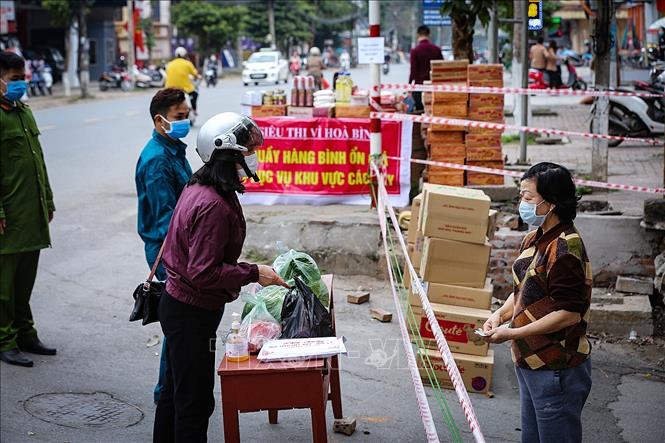 Trong ảnh: Tại khu giới hạn cách ly theo dõi COVID-19 hàng hóa được người dân nhận và vận chuyển về nhà. Ảnh: Trọng Đạt - TTXVN