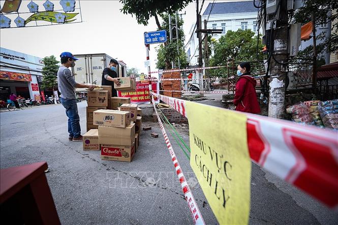 Trong ảnh: Các mặt hàng tạp hóa được cung cấp vào trong khu cách ly được xếp ở sát khu vực giới hạn để người dân vận chuyển về. Ảnh: Trọng Đạt - TTXVN