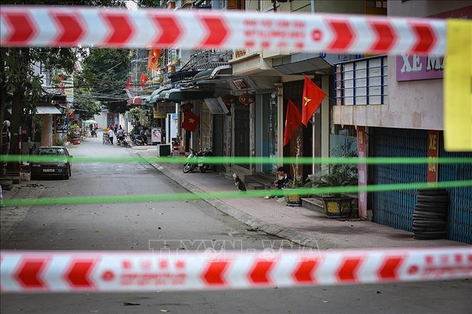Trong ảnh: Phố Trần Quốc Toản phường Đồng Tiến, thành phố Hòa Bình vắng vẻ trong ngày phong tỏa theo dõi COVID-19. Ảnh: Trọng Đạt - TTXVN