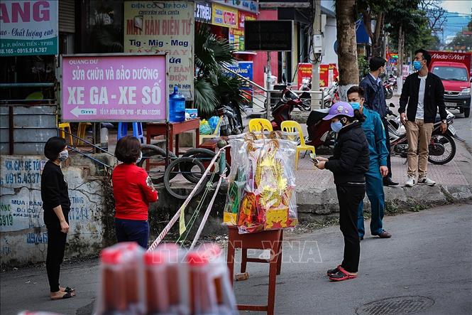 Trong ảnh: Tại khu giới hạn cách ly theo dõi COVID-19 cuộc sống người dân đã đang dần trở lại bình thường, hàng hóa được nhận và vận chuyển về nhà trong khu cách ly. Ảnh: Trọng Đạt - TTXVN