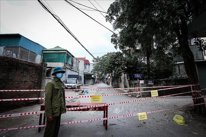 Trong ảnh: Lực lượng chức năng có mặt 24/24 tại các điểm giới hạn phong tỏa để đảm bảo người dân thực hiện đúng các quy định về cách ly theo dõi COVID-19. Ảnh: Trọng Đạt - TTXVN
