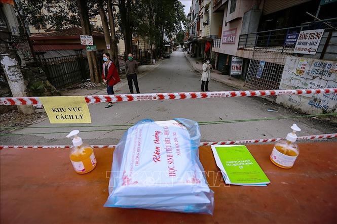 Trong ảnh: Mọi đồ vật hàng hóa gửi vào khu cách ly được bỏ lên một chiếc bàn cùng dung dịch sát khuẩn tay để người dân có thể tự lấy hàng mang về. Ảnh: Trọng Đạt - TTXVN