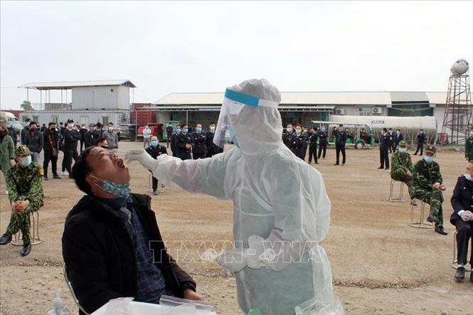 Trong ảnh: Bác sỹ lấy mẫu xét nghiệm SARS-CoV-2 cho cán bộ, người lao động làm việc, lao động tại Bắc Luân II, thành phố Móng Cái.  Ảnh: TTXVN
 