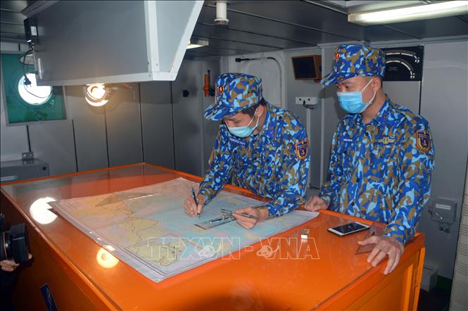 Trong ảnh: Cán bộ tàu tác nghiệp hải đồ cho chuyến đi. Ảnh: TTXVN