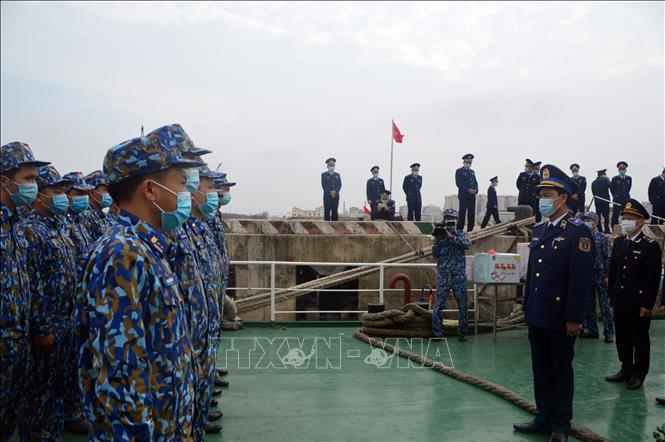 Trong ảnh: Thiếu tướng Ngô Bình Minh, Tư lệnh Vùng quán triệt nhiệm vụ, động viên cán bộ, chiến sĩ tàu CSB 8003 lên đường làm nhiệm vụ trực Tết. Ảnh: TTXVN