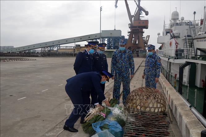 Trong ảnh: Thủ trưởng cấp trên kiểm tra lương thực, thực phẩm phục vụ chuyến trực dài ngày trên biển. Ảnh: TTXVN