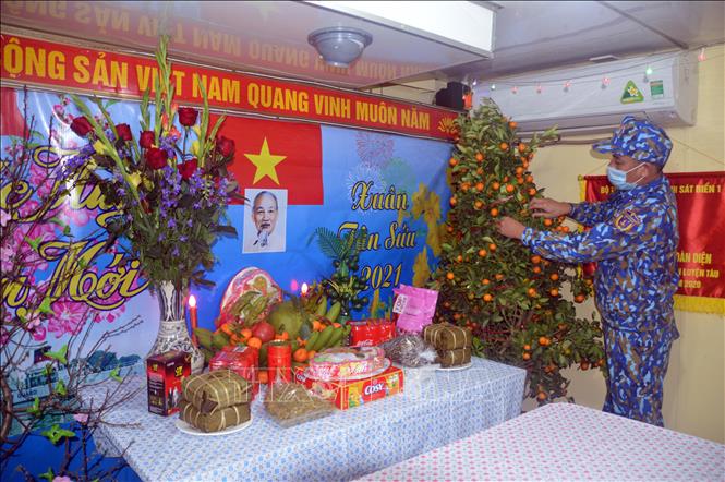 Trong ảnh: Trang trí ban thờ Tết trên tàu. Ảnh: TTXVN