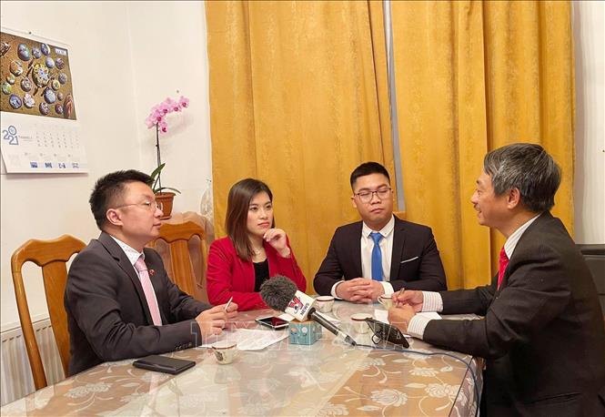 Trong ảnh: Buổi trao đổi giữa đại diện doanh nhân và trí thức trẻ tại CH Séc với phóng viên TTXVN. Ảnh: Trần Hiếu/PV TTXVN tại CH Séc
