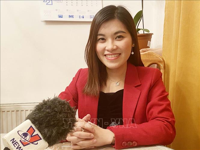 Trong ảnh: Chị Nguyễn Quỳnh Anh đại diện cho trí thức trẻ tại CH Séc trả lời phỏng vấn của phóng viên TTXVN. Ảnh: Trần Hiếu/PV TTXVN tại CH Séc
