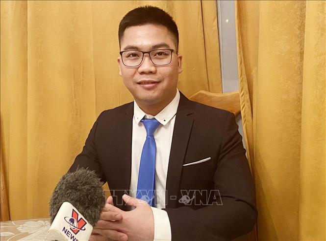 Trong ảnh: Anh Phạm Ngọc Khánh, Phó Chủ tịch Hội Thanh niên sinh viên Việt Nam tại CH Séc trả lời phỏng vấn của phóng viên TTXVN. Ảnh: Trần Hiếu/PV TTXVN tại CH Séc