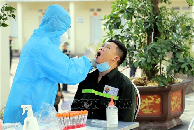 Photo: Taking samples for COVID-19 testing in Quang Ninh province. VNA Photo