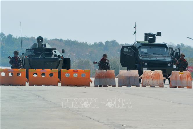 Trong ảnh: Binh sĩ gác tại một chốt kiểm soát ở Naypyidaw, Myanmar ngày 1/2/2021. Ảnh: AFP/TTXVN