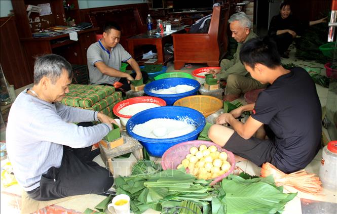 Trong ảnh: Người dân tại khu vực Cầu Báng làm bánh chưng phục vụ khách hàng dịp Tết Nguyên đán 2021. Ảnh: Thế Duyệt – TTXVN 