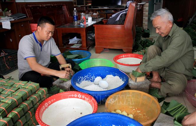 Trong ảnh: Người dân tại khu vực Cầu Báng làm bánh chưng phục vụ khách hàng dịp Tết Nguyên đán 2021. Ảnh: Thế Duyệt – TTXVN 