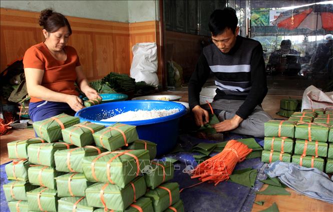 Trong ảnh: Người dân tại khu vực Cầu Báng làm bánh chưng phục vụ khách hàng dịp Tết Nguyên đán 2021. Ảnh: Thế Duyệt – TTXVN 