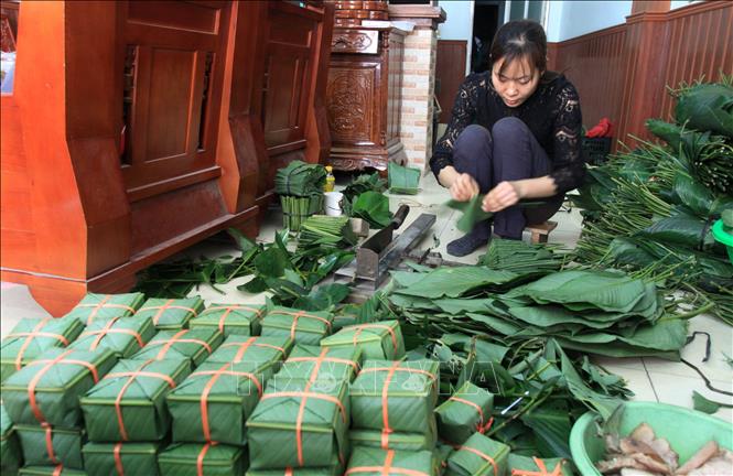 Trong ảnh: Người dân tại khu vực Cầu Báng làm bánh chưng phục vụ khách hàng dịp Tết Nguyên đán 2021. Ảnh: Thế Duyệt – TTXVN 