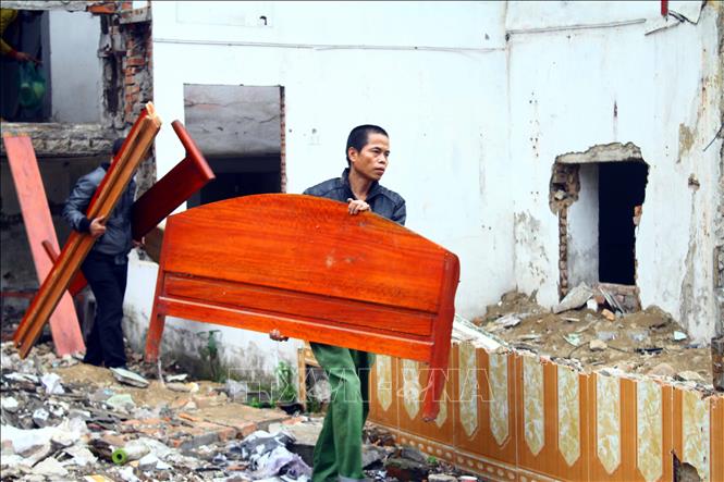 Trong ảnh: Người dân tiến hành vận chuyển đồ đạc ra khỏi chung cư Quang Trung. Ảnh: Tá Chuyên - TTXVN