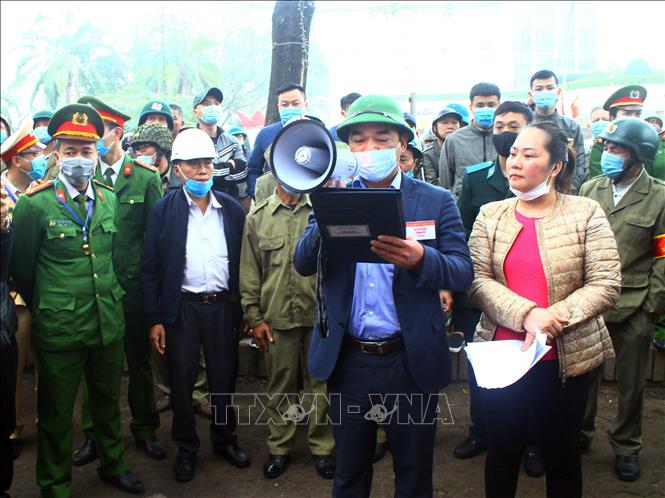 Trong ảnh: Đọc lệnh cưỡng chế phá dỡ các nhà chung cư B3 và B6, Khu B chung cư Quang Trung. Ảnh: Tá Chuyên - TTXVN