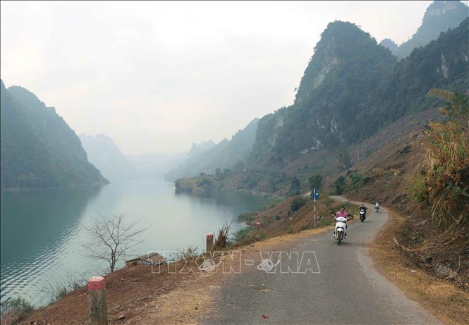 Trong ảnh: Cung đường Huổi Só - Huổi Lóng dài hàng chục km chạy dọc, men theo sông Đà. Ảnh: Xuân Tiến - TTXVN 