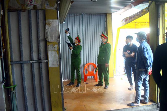 Trong ảnh: Lực lượng chức năng tiến hành rà bom mìn tại chung cư Quang Trung, thành phố Vinh (Nghệ An). Ảnh: Tá Chuyên - TTXVN