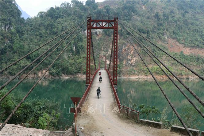 Trong ảnh: Cây cầu treo Pa Phông bắc qua vùng “vịnh” của lưu vực sông Đà. Ảnh: Xuân Tiến - TTXVN   