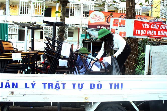 Trong ảnh: Lực lượng chức năng tiến hành niêm phong các tài sản của người dân sau khi thu hồi. Ảnh: Tá Chuyên - TTXVN