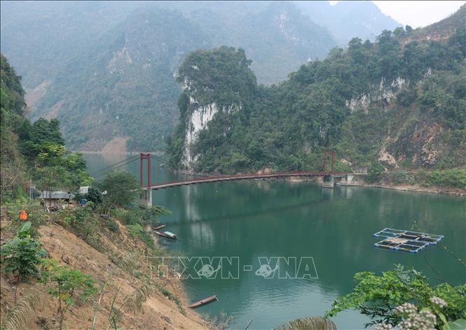Trong ảnh: Cây cầu treo Pa Phông bắc qua vùng “vịnh” trên con đường độc đạo nối trung tâm xã Huổi Só với bản Huổi Lóng. Ảnh: Xuân Tiến - TTXVN     