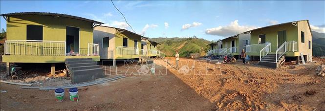 Trong ảnh: Nhà mới cho đồng bào vùng sạt lở núi xã Trà Leng. Ảnh: Trần Tĩnh – TTXVN 