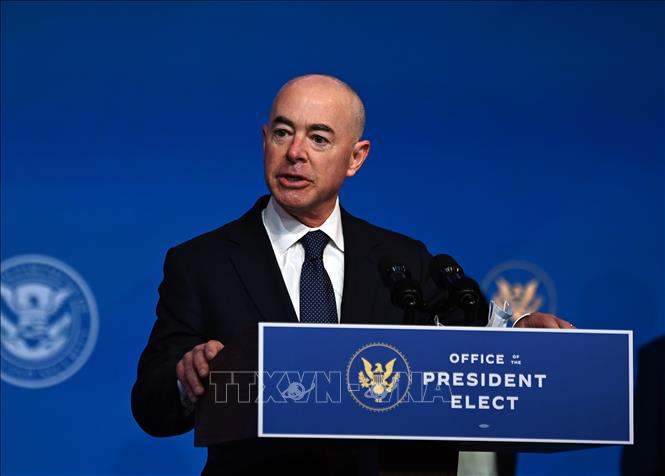 Trong ảnh: Ông Alejandro Mayorkas phát biểu tại Wilmington, Delaware, ngày 24/11/2020. Ảnh: AFP/ TTXVN