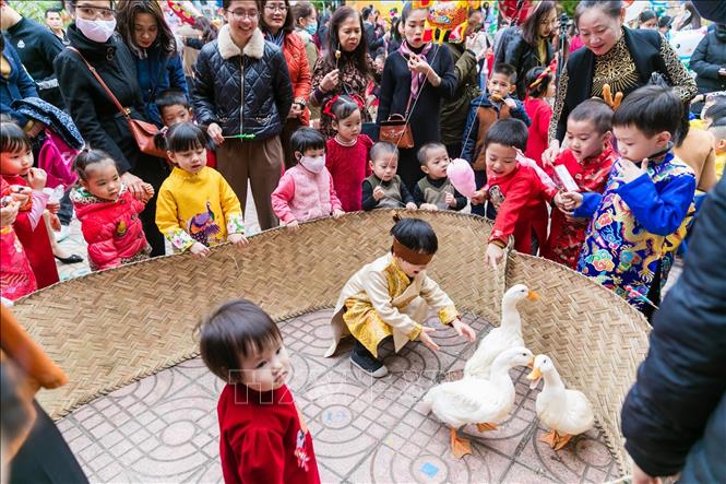 Trong ảnh: Chơi các trò chơi dân gian, gói bánh chưng… là những hoạt động được các trường trên địa bàn tỉnh Nghệ An tổ chức. Ảnh: Bích Huệ - TTXVN