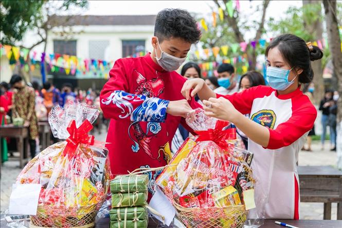 Tết cổ truyền - một lễ hội truyền thống đầy ý nghĩa và gia đình. Chỉ cần nhìn vào hình ảnh, bạn sẽ nhận thấy sự tinh tế trong việc chuẩn bị cho lễ hội này. Hãy cùng đến và trải nghiệm không khí Tết đậm chất Việt Nam.