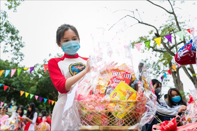 Trong ảnh: Học sinh trường THPT Nguyễn Trường Tộ gói các giỏ quà xinh để tặng những bạn học có hoàn cảnh khó khăn có một cái Tết ấm áp hơn. Ảnh: Bích Huệ - TTXVN