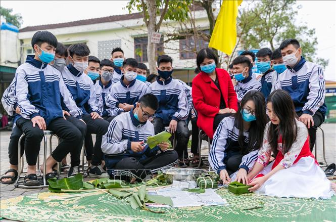 Trong ảnh: Học sinh trường THPT Nguyễn Trường Tộ tự tay tải nghiệm hoạt động gói bánh chưng và những phần quà nhỏ xinh để tặng những bạn học có hoàn cảnh khó khăn. Ảnh: Bích Huệ - TTXVN