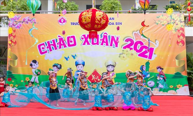 Trong ảnh: Các em trường Mầm non Hoa Sen biểu diễn văn nghệ tại ngày hội 