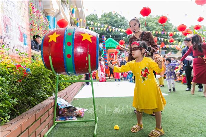 Trong ảnh: Chơi các trò chơi dân gian, gói bánh chưng… là những hoạt động được các trường trên địa bàn tỉnh Nghệ An tổ chức. Ảnh: Bích Huệ - TTXVN