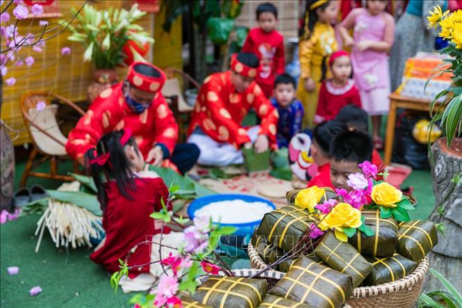 Hình ảnh thời sự Tết cổ truyền dân tộc sẽ đưa bạn đi sâu vào cuộc sống của người dân các vùng miền Việt Nam, khi họ đang vun vén và đón Tết cổ truyền, những cái tết ý nghĩa mà người Việt gìn giữ từ khi xưa đến nay.