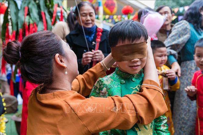 Trong ảnh: Chơi các trò chơi dân gian, gói bánh chưng… là những hoạt động được các trường trên địa bàn tỉnh Nghệ An tổ chức nhằm giáo dục thế hệ trẻ tìm về phong tục Tết cổ truyền dân tộc. Ảnh: Bích Huệ - TTXVN
