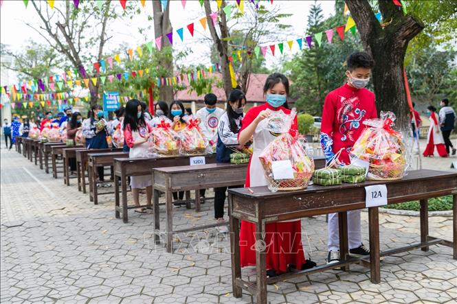 Trong ảnh: Hơn 100 phần quà được học sinh trường THPT Nguyễn Trường Tộ chuẩn bị dành để tặng những bạn học có hoàn cảnh khó khăn có một cái Tết ấm áp hơn. Ảnh: Bích Huệ - TTXVN