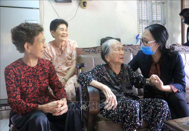 Trong ảnh: Phó Chủ tịch UBND tỉnh Vĩnh Long Nguyễn Thị Quyên Thanh thăm và mừng thọ cụ bà Nguyễn Thị Chính. Ảnh: Lê Thúy Hằng - TTXVN