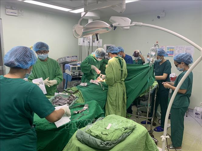 Trong ảnh: Các bác sĩ liên khoa: Ngoại Lồng ngực, Ngoại Tổng hợp, Phẫu thuật, Gây mê hồi sức phẫu thuật cấp cứu cho bệnh nhân. Ảnh: TTXVN phát