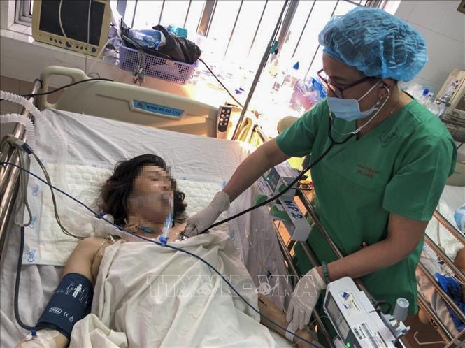 Trong ảnh: Bác sĩ kiểm tra sức khỏe cho bệnh nhân sau phẫu thuật. Ảnh: TTXVN phát